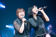 肩を組むNao☆(左)とKaede(右)。