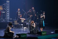 メンバー2人が休憩していたことに気付いたMegu（右）。