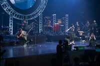 Meguに声をかけられて急に水を飲み始める千ヶ崎学（左）。