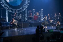 Meguに声をかけられて急に水を飲み始める千ヶ崎学（左）。