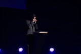 涙を流す與真司郎。