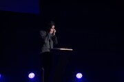 涙を流す與真司郎。