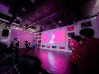 ファンとともに「Love Me Madly」のミュージックビデオを見るLienel。（写真：寺本篤史）