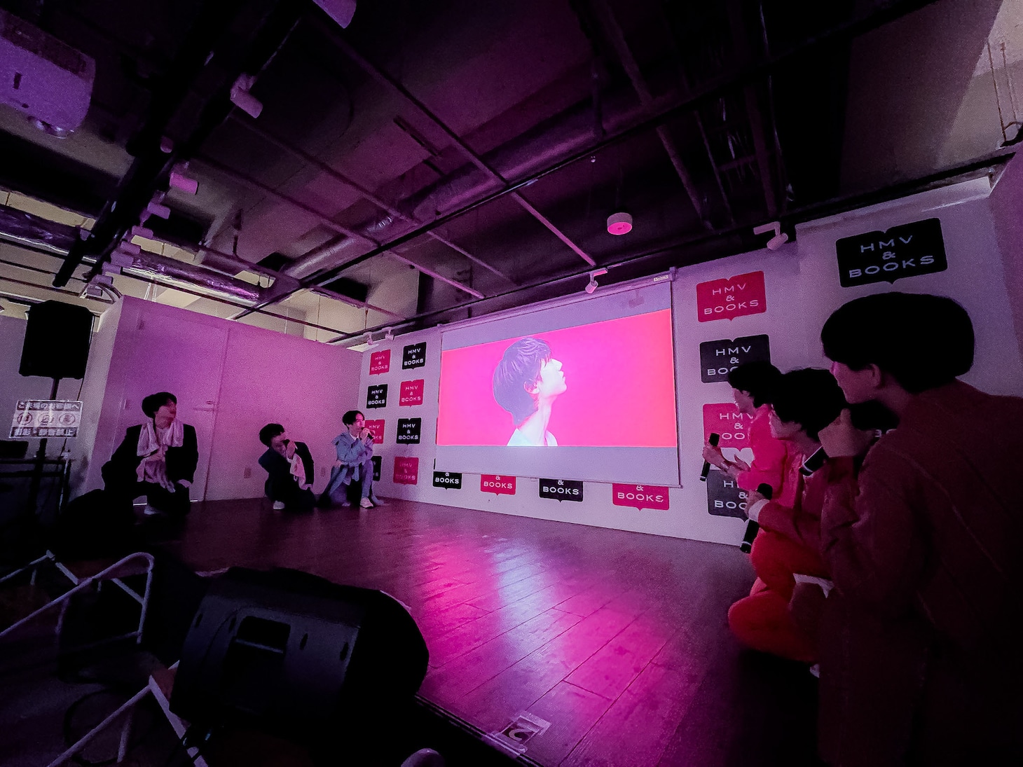 ファンとともに「Love Me Madly」のミュージックビデオを見るLienel。（写真：寺本篤史）