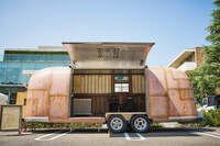 リイシューねこちゃんバス。ガルウィングを開くとフォトスポットが現れる。(c)2023 Studio Ghibli