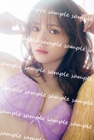 乃木坂46 田村真佑1st写真集「恋に落ちた瞬間」特典ポストカード（撮影：藤原宏［Pygmy Company］）