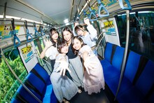 広告ビジュアルジャックした新交通ゆりかもめに乗車するDevil ANTHEM.。