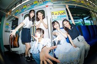 広告ビジュアルジャックした新交通ゆりかもめに乗車するDevil ANTHEM.。