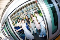 広告ビジュアルジャックした新交通ゆりかもめに乗車するDevil ANTHEM.。