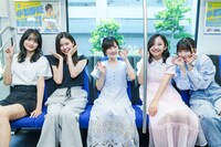 広告ビジュアルジャックした新交通ゆりかもめに乗車するDevil ANTHEM.。