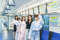 広告ビジュアルジャックした新交通ゆりかもめに乗車するDevil ANTHEM.。