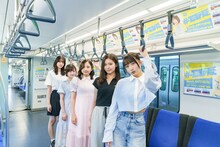 広告ビジュアルジャックした新交通ゆりかもめに乗車するDevil ANTHEM.。