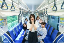 広告ビジュアルジャックした新交通ゆりかもめに乗車するDevil ANTHEM.。