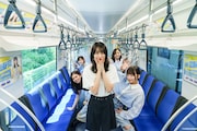 広告ビジュアルジャックした新交通ゆりかもめに乗車するDevil ANTHEM.。