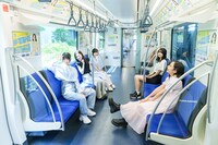 広告ビジュアルジャックした新交通ゆりかもめに乗車するDevil ANTHEM.。