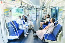 広告ビジュアルジャックした新交通ゆりかもめに乗車するDevil ANTHEM.。