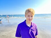 砂浜にいる金指一世（美 少年）。(c)カンテレ・フジテレビ