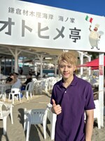 親指を立てる金指一世（美 少年）。(c)カンテレ・フジテレビ