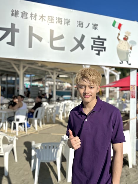 親指を立てる金指一世（美 少年）。(c)カンテレ・フジテレビ