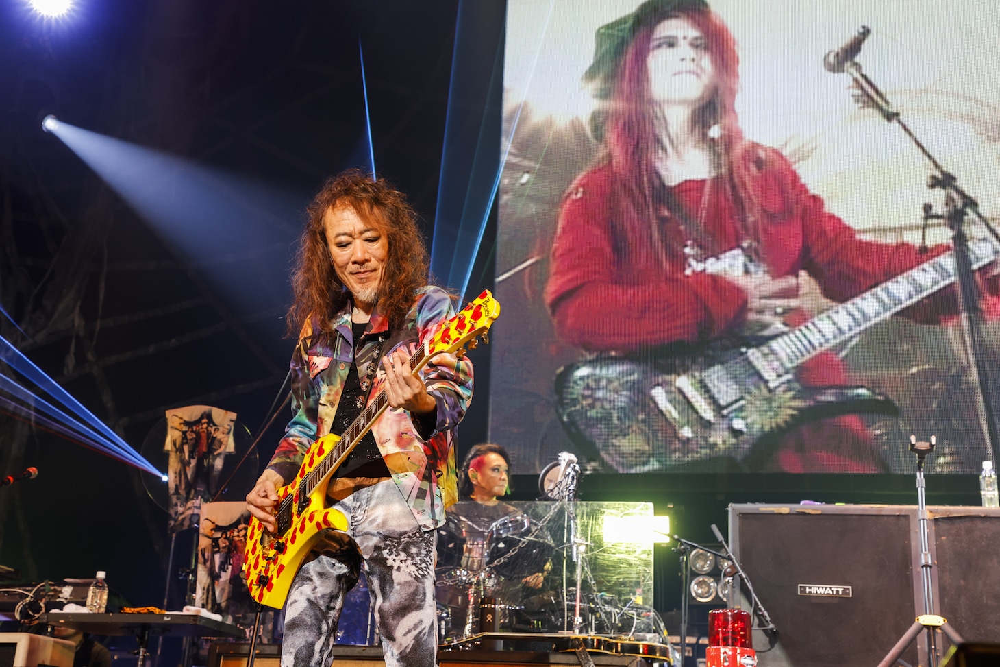 イエローハートを弾くPATA（G）。(c)HEADWAX ORGANIZATION CO.,LTD. / Photo by 田中和子（CAPS）