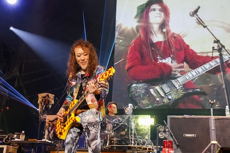 イエローハートを弾くPATA（G）。(c)HEADWAX ORGANIZATION CO.,LTD. / Photo by 田中和子（CAPS）