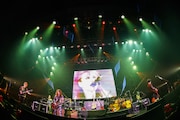 hide with Spread Beaver、25年ぶりワンマン完遂!盟友PATAがイエローハートで「TELL ME」演奏