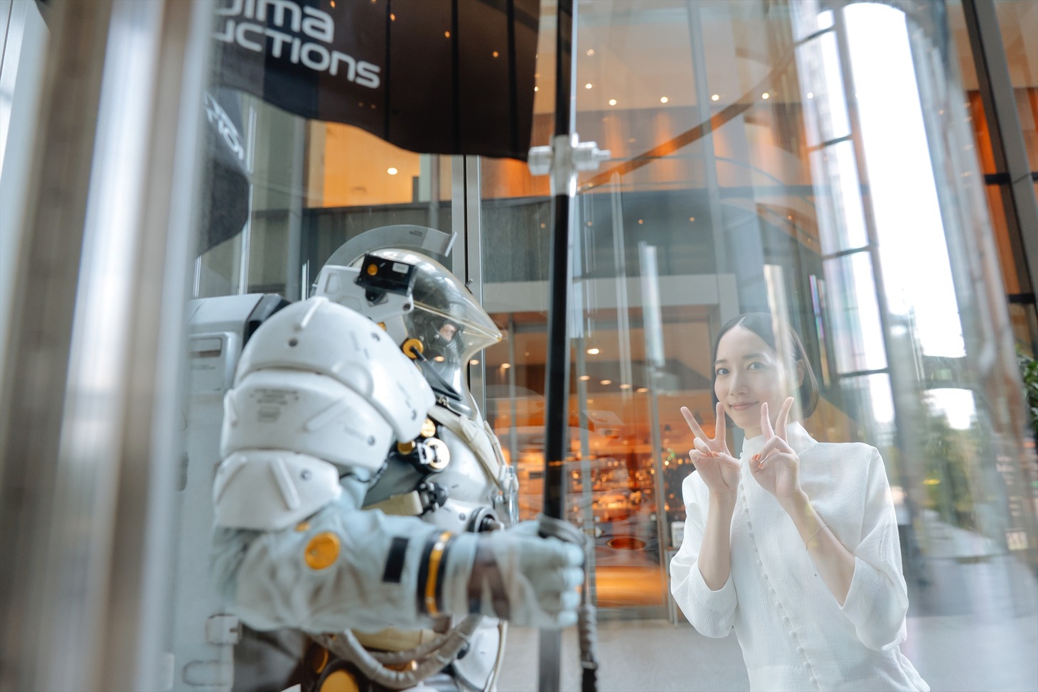 ルーデンス越しにダブルピース。