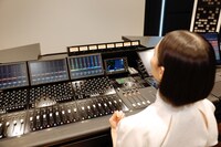 スクリーンを見上げるのっちさん。