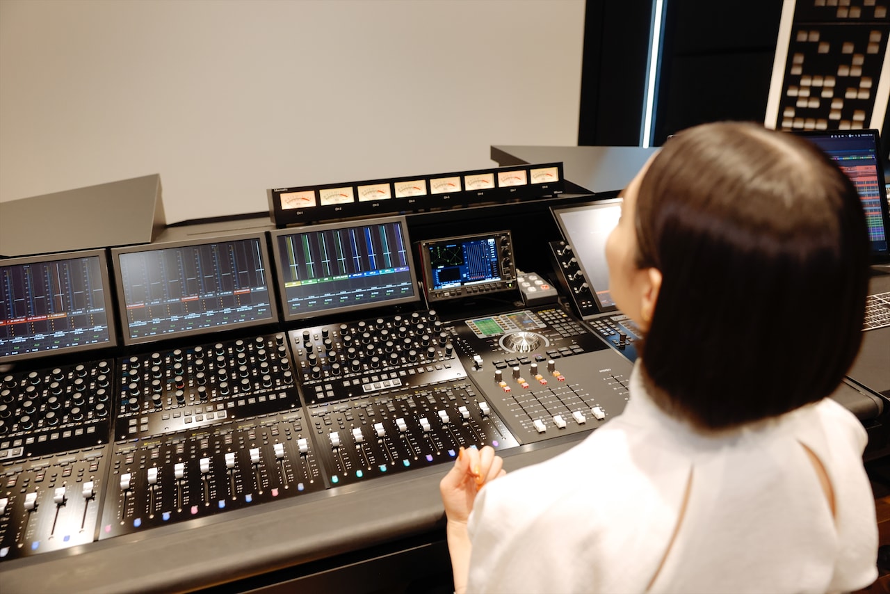 スクリーンを見上げるのっちさん。