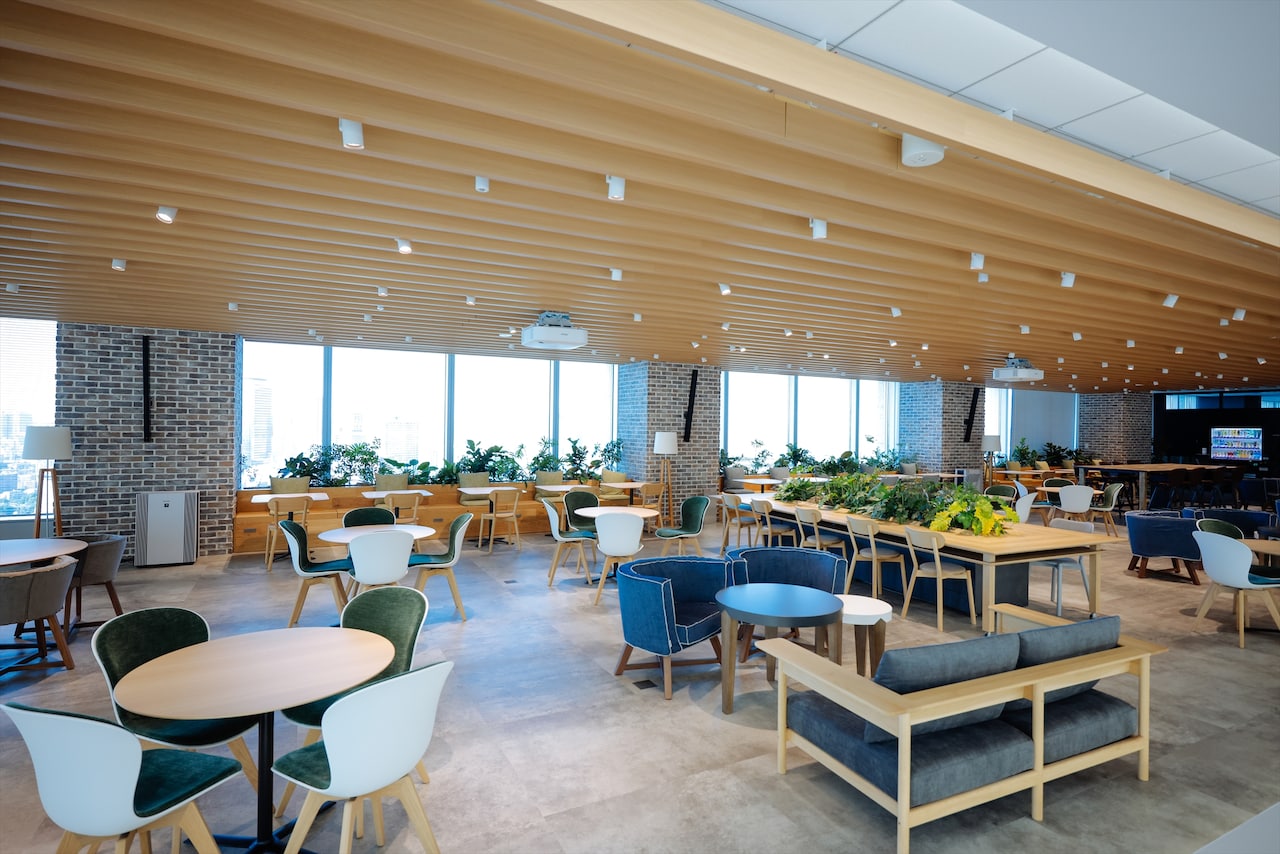 カフェテリアの窓側は、木を基調にした温かな印象。