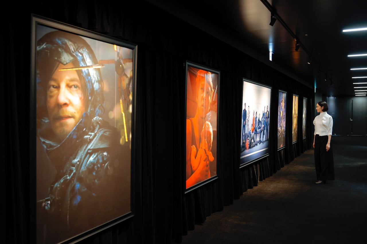 廊下に飾られた「DEATH STRANDING」のビジュアル。