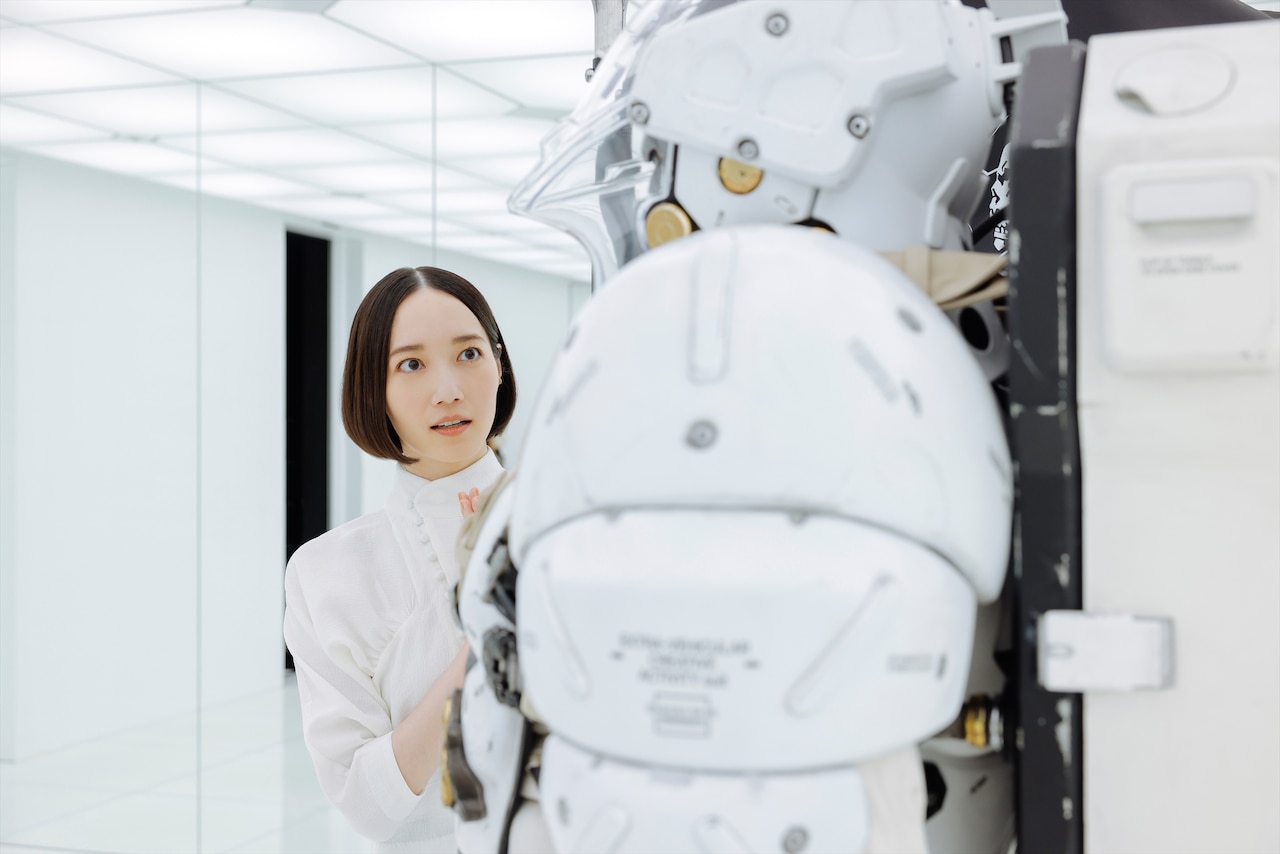 実物大ルーデンスの作り込まれたディテールを観察するのっちさん。