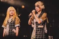 左からSU-RING、BIBI。（Photo by son_tkhs）