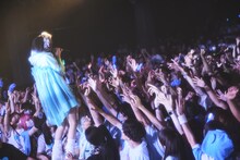 最前列の柵の上に立ったano。（撮影：鳥居洋介）