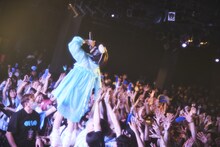 最前列の柵の上に立ったano。（撮影：鳥居洋介）