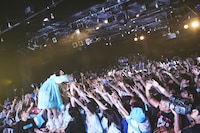 最前列の柵の上に立ったano。（撮影：鳥居洋介）