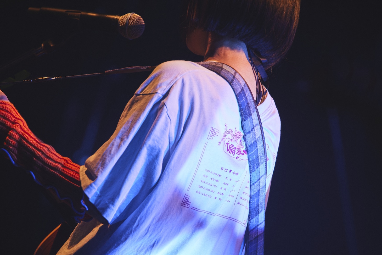 「SWEETSIDE SUICIDE」を歌うano。（撮影：鳥居洋介）
