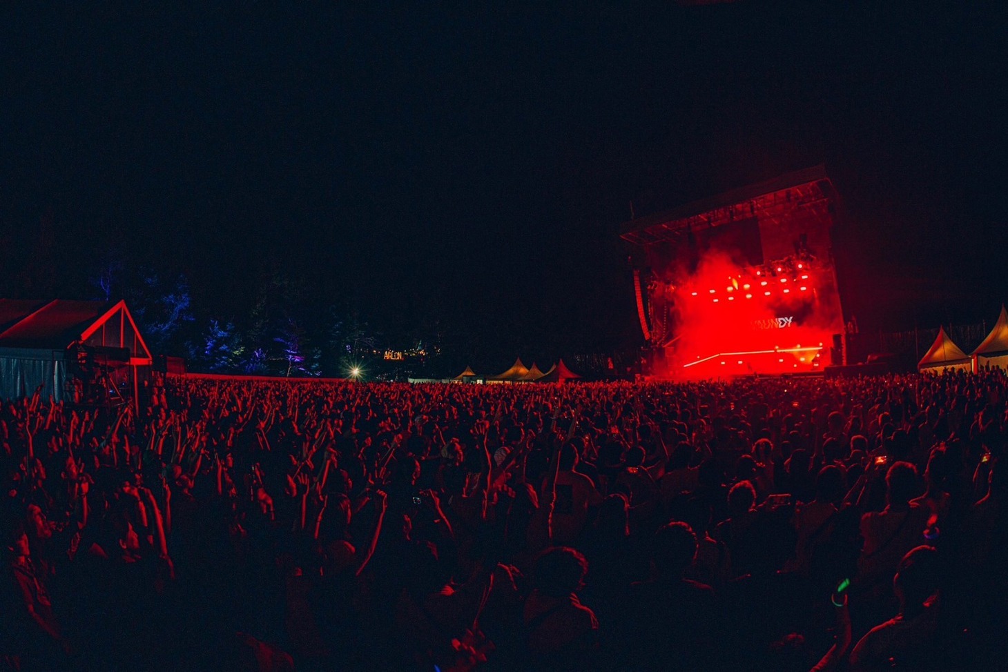 Vaundyが本日7月29日に出演した「FUJI ROCK FESTIVAL '23」WHITE STAGEの様子。（撮影：日吉“JP”純平）