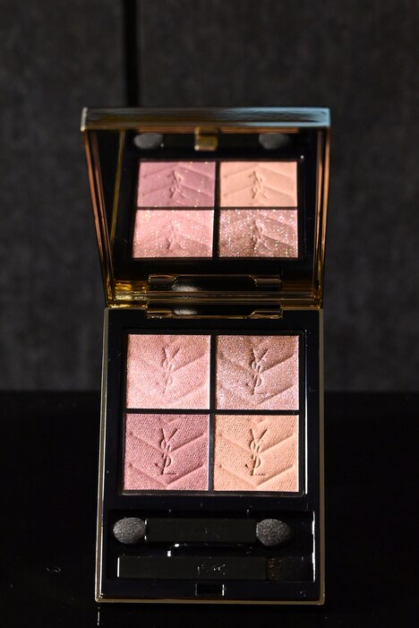 SANA（TWICE）が本日使用した「クチュール ミニ クラッチ」#500 メディナ グロウ。