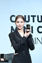 サイン入りの「クチュール ミニ クラッチ」を持つSANA（TWICE）。