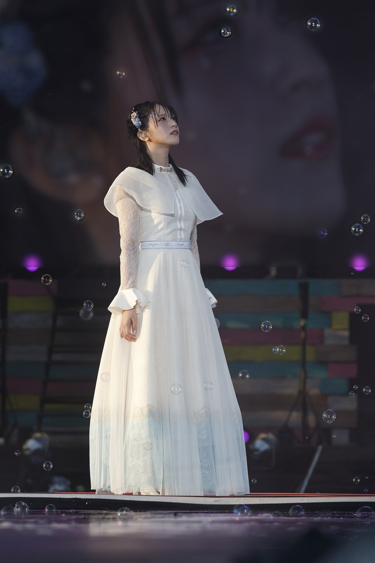 ソロ曲「真夜中マーメイド」を披露する佐々木舞香（＝LOVE）。 [画像