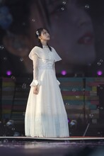 ソロ曲「真夜中マーメイド」を披露する佐々木舞香（＝LOVE）。