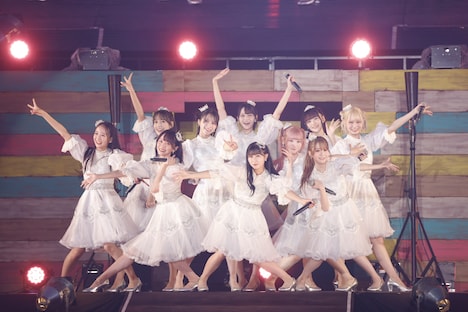 「ヒロインズ」を披露する＝LOVE。