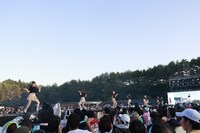 「大空、ビュンと」を披露する≒JOY。