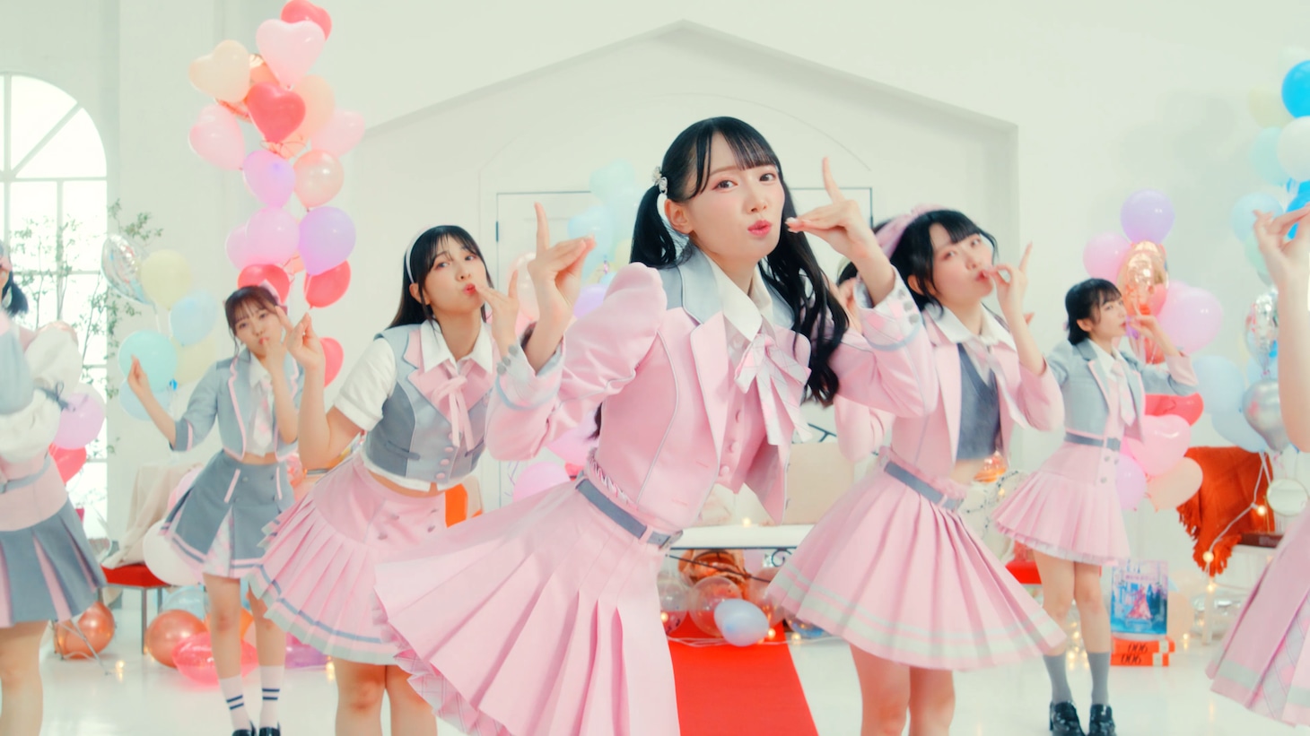≠ME「想わせぶりっこ」ミュージックビデオより。(c)YOANI / KING RECORDS