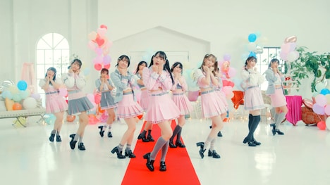 ≠ME「想わせぶりっこ」ミュージックビデオより。(c)YOANI / KING RECORDS