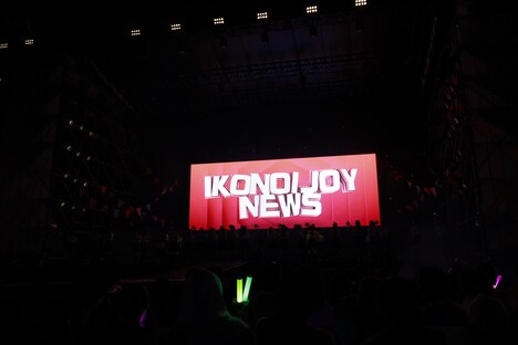 「IKONOIJOY NEWS」が映し出されるスクリーン。