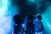 左からキラ・メイ、ユイ・ガ・ドクソン、キャ・ノン。（撮影：曽我美芽）