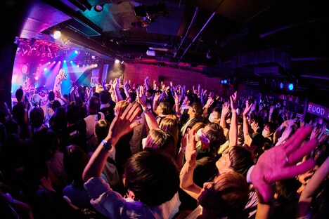 4s4kiのライブの様子。（撮影：曽我美芽）