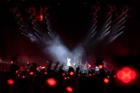 「UVERworld KING'S PARADE 男祭りREBORN at NISSAN STADIUM 6 VS 72000」の様子。（撮影：平野タカシ）